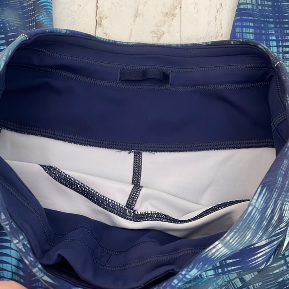 Lululemon Invigorate Legging 25” - Picture 3 of 11